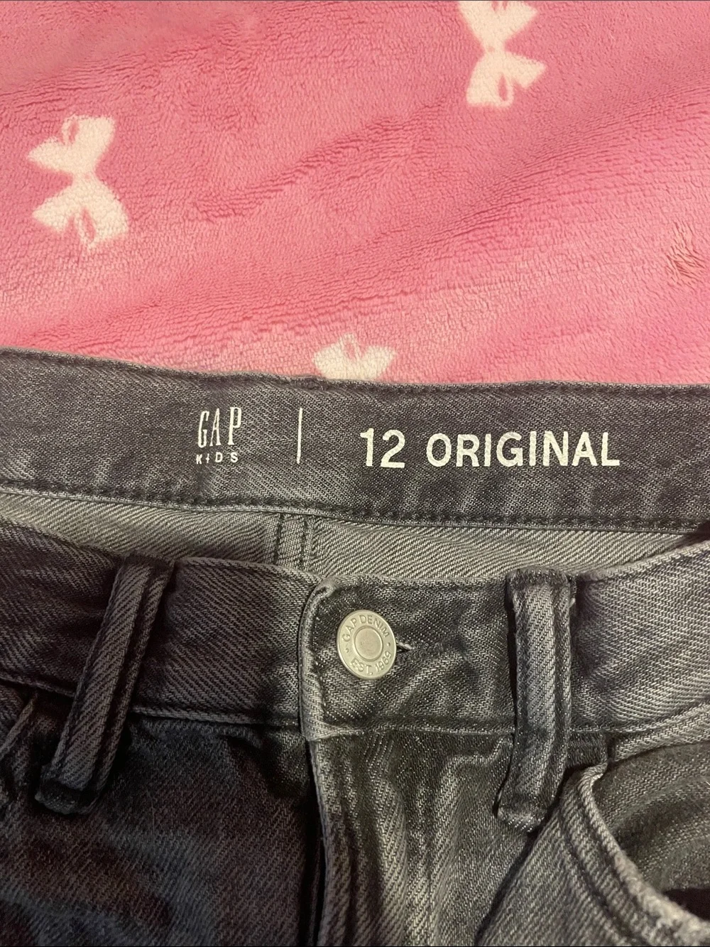 GAP kids Slim Straight Jeans in Washed Black